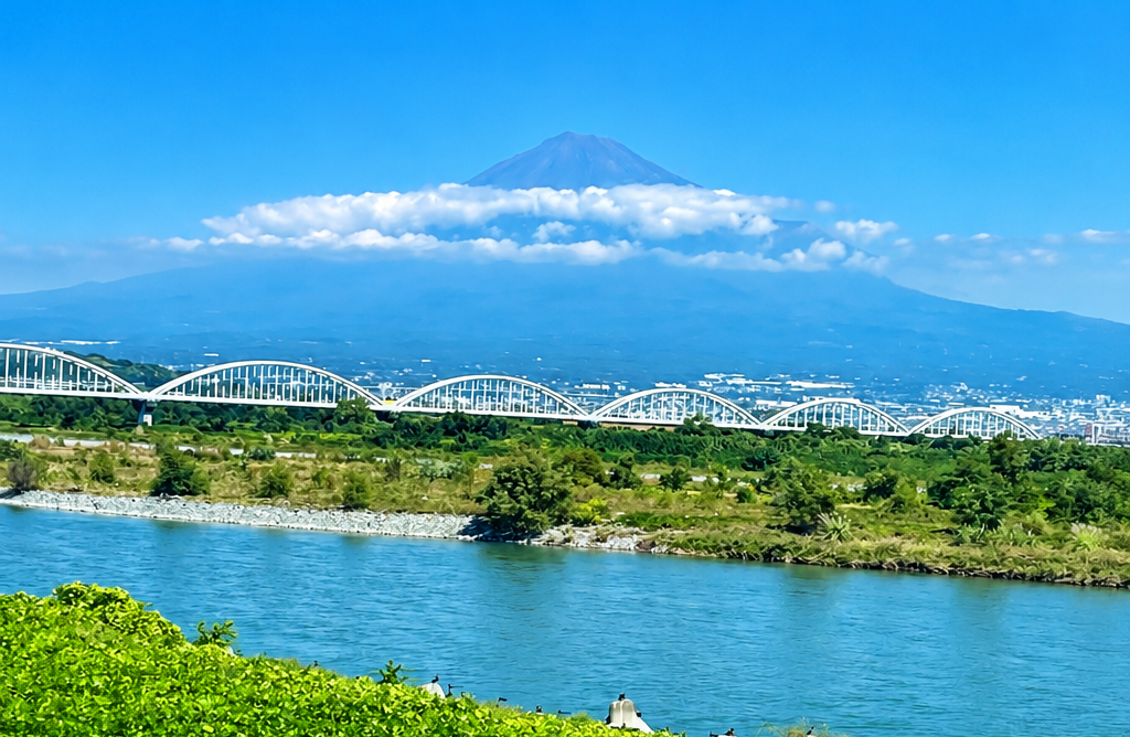 雲の輪をまとったような富士山と新幹線から見える風景。日常へ戻るはずが頭の中だけ混乱している第37話のイメージ。